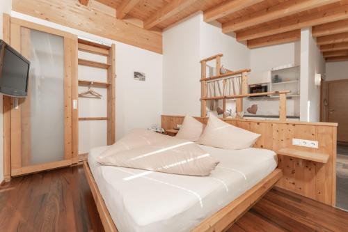 乌姆豪森Aparthotel Ambiente的卧室配有一张白色大床和电视。