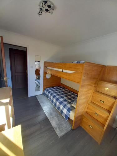 柯科迪Holiday Home Schwabenhaus的一间卧室配有一张木制双层床。