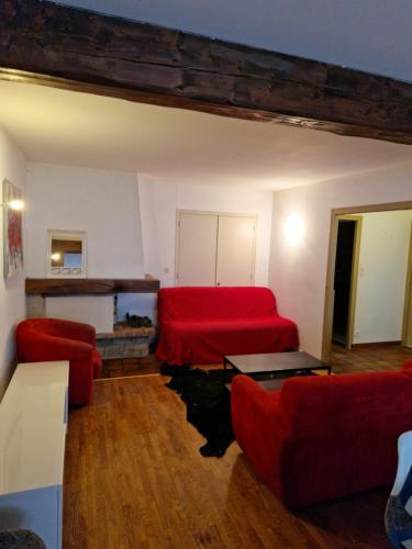 克莱尔沃雷拉克hypercentre meublé的客厅配有红色的床和沙发