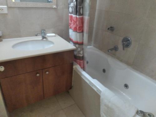 荷兹利亚BMarina vaction rentals的浴室配有盥洗盆和浴缸。