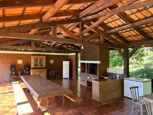 阿蒂巴亚Sítio Mato Dentro的大型开放式厨房设有大型木制天花板