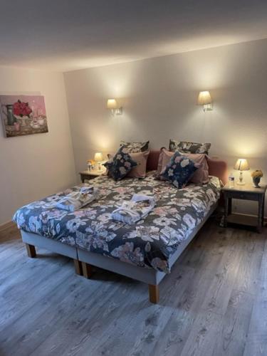 CoublancDOMAINE DE LA RESERVE的一间卧室配有一张床和两张带台灯的桌子。