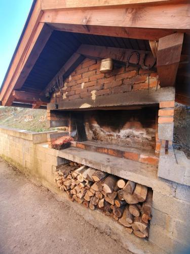 巴尼亚卢卡Vikendica Cokori的砖墙中的一堆柴