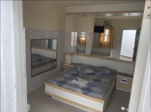 尼泰罗伊Hotel Central的一间小卧室,配有一张床和镜子