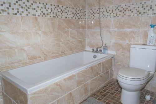 弗里敦M & B Residence的一间带卫生间和浴缸的浴室