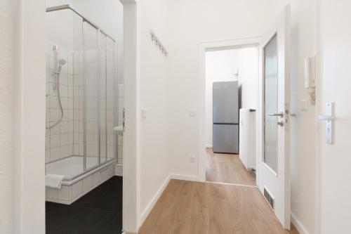 杜伊斯堡RAJ Living - 1 or 3 Room Apartments - 30 Min Messe DUS的带淋浴和盥洗盆的浴室