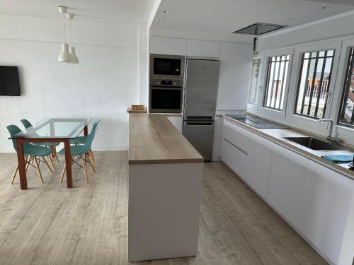 穆特里库BURUMENDI 4的厨房以及带桌椅的用餐室。