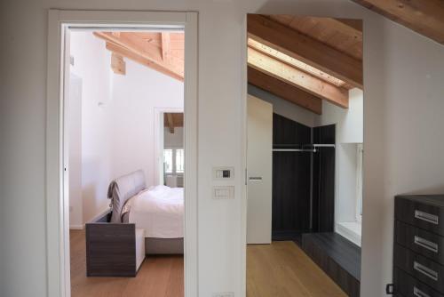 莱维科特尔梅Casa Riccardo的一间卧室配有一张床,门通向衣柜