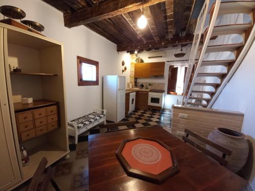 比谢列Antica Torre Medievale的一间带餐桌和楼梯的厨房