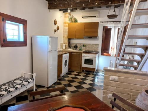 比谢列Antica Torre Medievale的厨房配有白色冰箱和 ⁇ 格地板