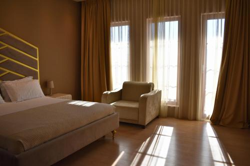 培拉特德萨莱特酒店的一间卧室配有一张床、一把椅子和窗户。