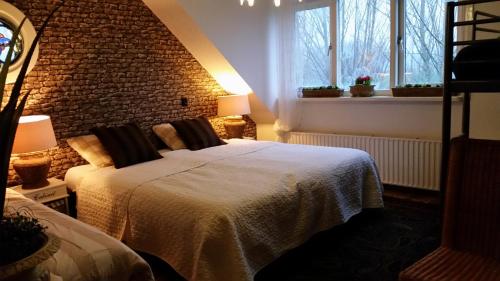 海勒富特斯勒斯Logement Hellevoetsluis的一间卧室设有一张床和砖墙