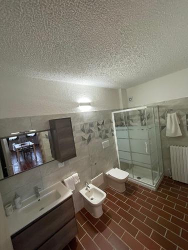卡斯塔诺兰泽Maison Younesco - Villa indipendente exclusive的一间带水槽和卫生间的浴室