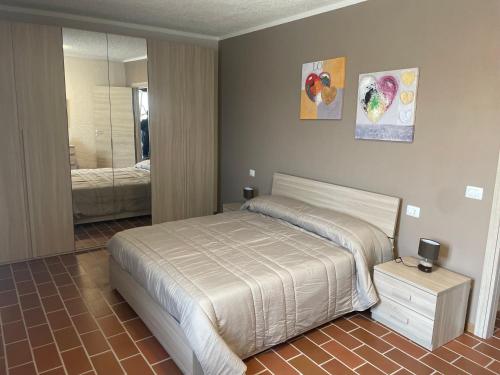 卡斯塔诺兰泽Maison Younesco - Villa indipendente exclusive的一间卧室配有一张床和镜子