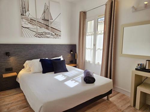 圣马丹德雷海港酒店的卧室配有一张白色大床