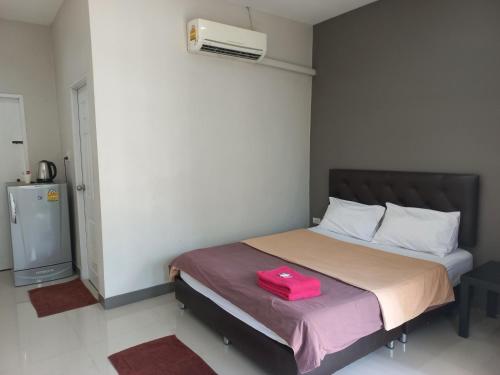 Thang KwianModern resort..โมเดิร์นรีสอร์ท的一间卧室,配有一张带粉红色袋的床