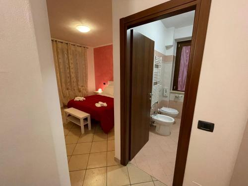 巴斯蒂亚乌姆布拉Il卡萨莱德拉福尔纳斯酒店的一间带床和卫生间的小浴室