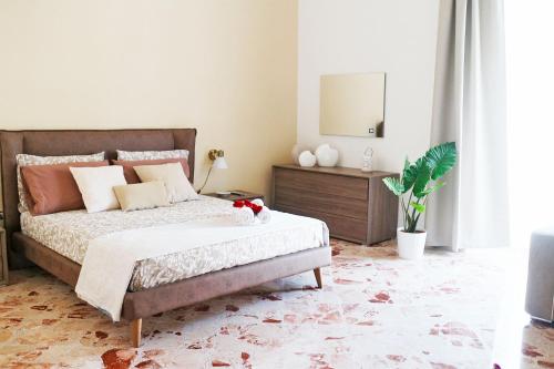 奥里亚Suite Chiara的一间卧室配有一张床和一个带镜子的梳妆台