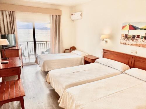 贝尼多姆纳达尔酒店的酒店客房设有三张床和阳台