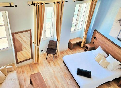 圣马丹德雷海港酒店的一间卧室配有一张床和镜子