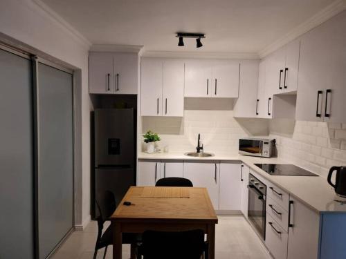 Cozy 2 bedroom APT - Near Kenilworth Racecourse的厨房或小厨房