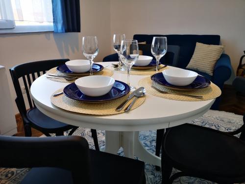 卡雷Weisz Apartment-City Center-Free Private Parking,Wifi,AC的白桌,带盘子、碗和酒杯