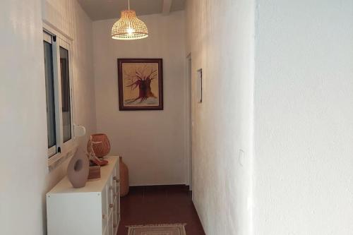Vale de ÁguaCasa do Vale的一间设有走廊的客房,墙上挂有绘画作品