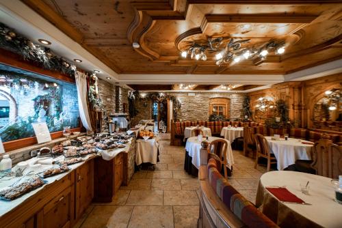 罗卡拉索Hotel Le Ortensie的一间在房间内配有桌椅的餐厅