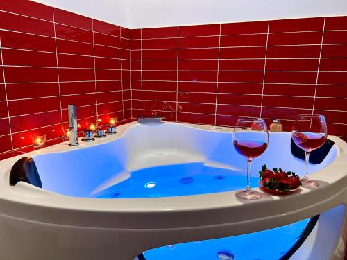 罗马简易住宿加早餐旅馆的浴缸上放两杯葡萄酒