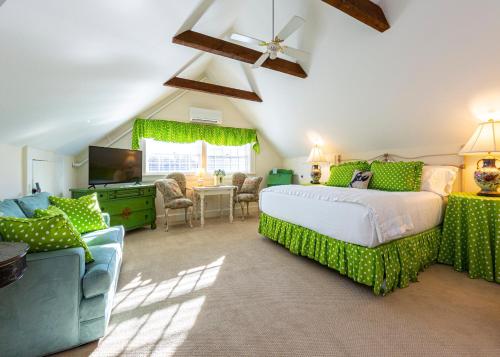 巴港Bass Cottage & Ullikana的一间卧室配有一张床、一张沙发和一台电视。