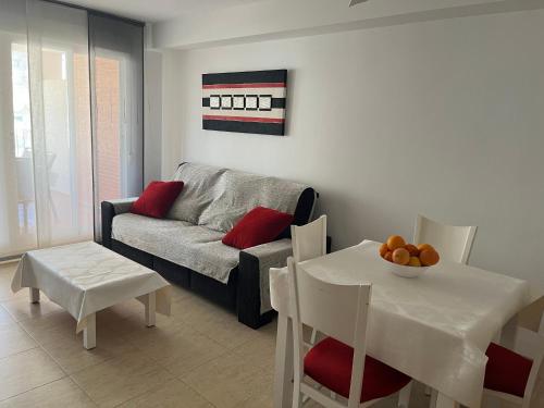 卡耐特蒂贝兰格Apartamento Canet d’en Berenguer的客厅配有沙发和桌子