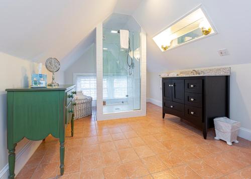 巴港Bass Cottage & Ullikana的浴室设有绿色梳妆台和镜子