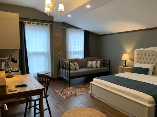 伊斯坦布尔洛卡套房酒店的一间卧室配有一张床、一张沙发和一张桌子
