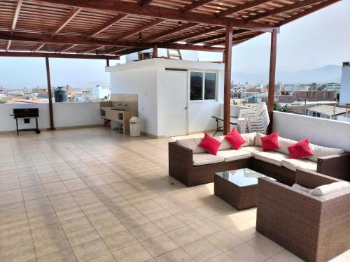 圣巴托洛SAN BARTOLO BEACH BUILDING的一个带沙发和钢琴的屋顶露台