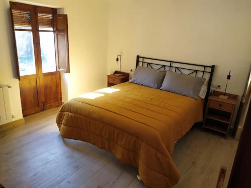比拉法梅斯Vivienda turística Ca Lola的一间卧室,卧室内配有一张大床