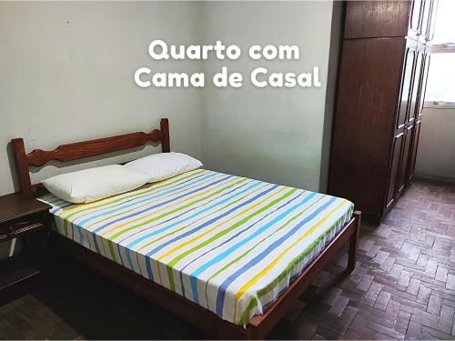 维多利亚Apartamento em Vitória capital do ES的一张带条纹床垫的床