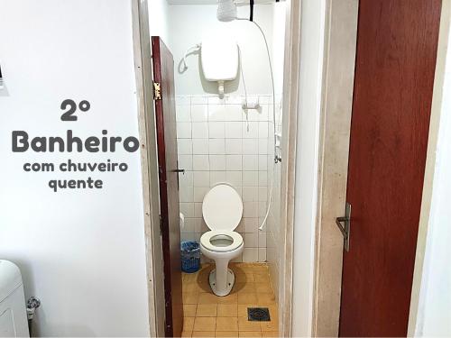维多利亚Apartamento em Vitória capital do ES的浴室位于隔间内,设有白色卫生间。