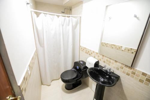 卡塔赫纳Hotel La Casona de Getsemani的一间带水槽、卫生间和镜子的浴室