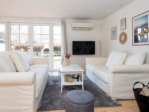 格雷诺8 person holiday home in Grenaa的客厅配有2张白色沙发和电视
