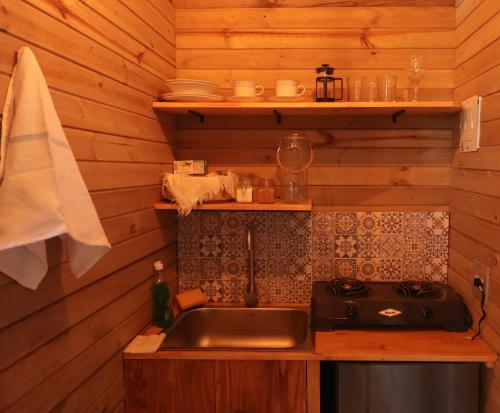 FredoniaGlamping Encanto de Luna的厨房配有水槽和炉灶