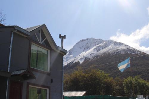 乌斯怀亚Caballo de Fuego的蓝旗在山前飞翔