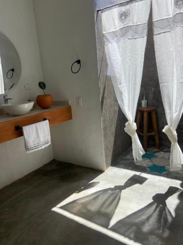 巴里查拉CASA JUANA BARICHARA的浴室配有淋浴帘和盥洗盆。