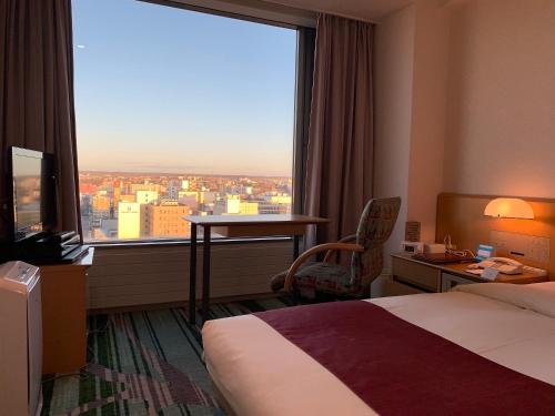 钏路钏路王子酒店的酒店客房设有一张床和一个大窗户