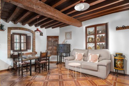 马尔帕尔蒂达德普拉森西亚Apartamentos La Solana de Monfragüe的客厅配有沙发和桌子