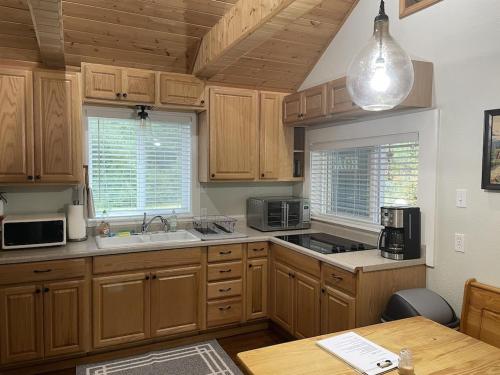Ocean ParkOur Cozy Getaway的厨房配有木制橱柜、水槽和桌子