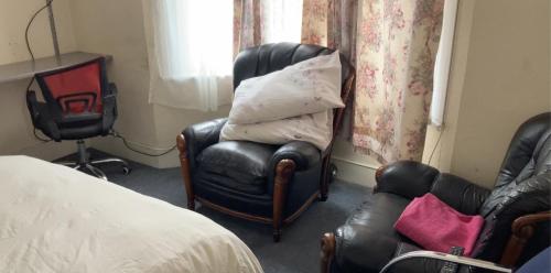伦敦伦敦出租房公寓的一间卧室配有椅子和椅子