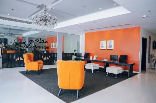 马斯喀特Best Western Premier Muscat的办公室配有橙色和白色的椅子和书桌