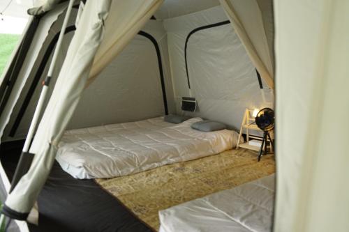 云顶高原iGo Glamz 爱狗露营 Pet Friendly Glamping的一间小卧室,在帐篷里配有一张床
