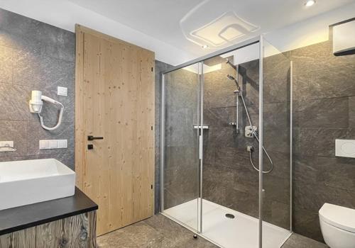 圣洛伦佐-迪塞巴托Apartment Pichlerhof的带淋浴、卫生间和盥洗盆的浴室