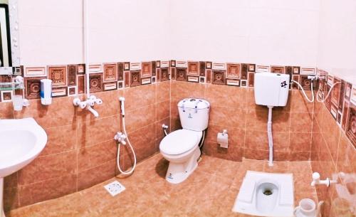 卡拉奇SUBHAN PALACE Near Lasania Restaurant & Millennium Mall的一间带卫生间和水槽的浴室